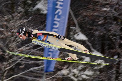 En avansert matematisk modell utviklet av Helge Nørstrud beregner hopplengder. Her er Kenneth Gangnes i svevet under hopprennet i Bischofshofen som avsluttet hoppuka 2011/12.  