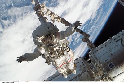 Med føttene fastspent til romkranen Canadarm2, klargjør astronaut Rick Linnehan en logistikkmodul som skal kobles fra romfergen Endeavour. Teknologien i Canadarm har ført til fremskritt innen hjernekirurgi.  