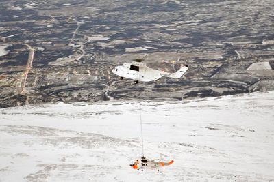 Det russiske kjempehelikopteret Mi26 løftet ned et havarert norsk Sea King helikopter fra fjellet Divgagaisa i dag. 