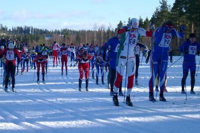 Tilhengerne mener ski behandlet med stålsikling og vinkelsliper får bedre glid enn ski som er glidet, spesielt under lange skirenn. Her fra Vasaloppet.