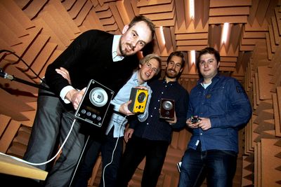 Tom-André Tarlebø (fra venstre), Simen Kjellberg, Fredrik Edlund og Erik Bjørkander var alle under 30 år da de utviklet Zenitels Stentofon Turbine. Nå merker selskapet ingeniørmangelen.