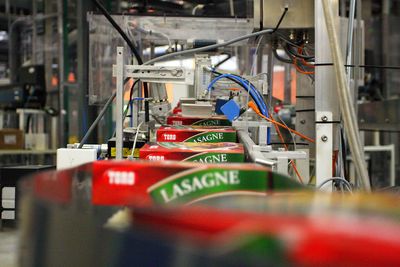 Storproduksjon: Hvert år produseres 145 millioner poser med mat på Toro-fabrikken i Indre Arna. Lasagne er en av de mest populære rettene. 