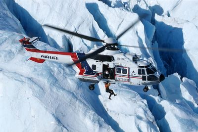Dette AS332 L1-helikopteret (LN-OMX) tjenestegjør i dag som allværsredningshelikopter på Svalbard og flys av Airlift. Helikopteret skal oppgraderes og fortsette som sar-helikopter, men fra 1. april 2014 får det logoen til Lufttransport. 