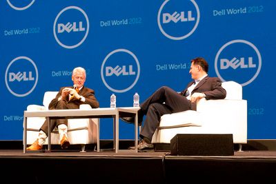 Michael Dell hadde Bill Clinton som gjest under hovedforedraget på Dell World i Austin, Texas. Sistnevnte stilte for sikkerhets skyld i cowboyboots. 