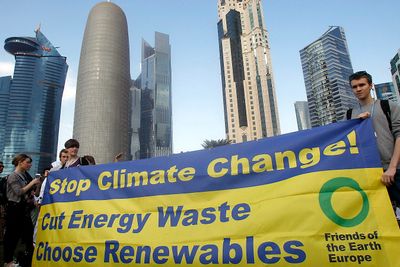 De internasjonale klimaforhandlingene fortsetter denne uka i Doha. Her forbereder miljøaktivister seg på en demonstrasjon. 