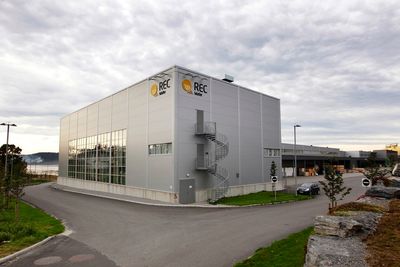 Elkem Solar varslet i dag at de starter opp igjen produksjonen på REC-fabrikken på Herøya.