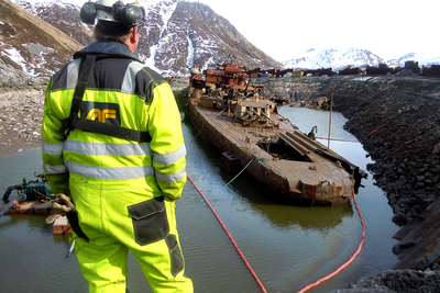            Af Decom, vraket av krysseren Murmansk i tørrdokk april 2012. Ett år forsinket.  Prosjektleder Øyvind Omnes ser på vraket, som er gått mer i oppløsning enn ventet.