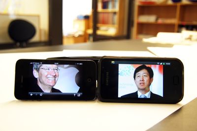 BLIR DE BESTEVENNER?: Apples toppsjef, Tim Cook, og Samsungs tilsvarende, Choi Gee-sung, skal på date i San Jose sammen med dommer Lucy Koh. 