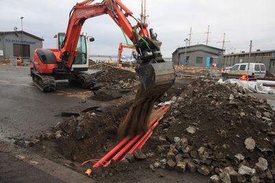 KLART: Oslo havn benyttet anledningen til å legge kabler og trekkerør da Hafslund Nett og Forsvarsbygg allerede gravde grøfter langs cruisekaia og Vippetangen. Hafslund la opp ekstra høyspentforsyning til Bjørvika mens Forsvarsbygg satte opp nye lyktestolper langs festningen.