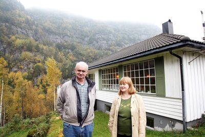 NYE PLANER: Ekteparet Inger Johanne Versland og Tor Peder Pedersen håper at de får fortsette å bo i huset sitt. FOTO: Mona Sprenger