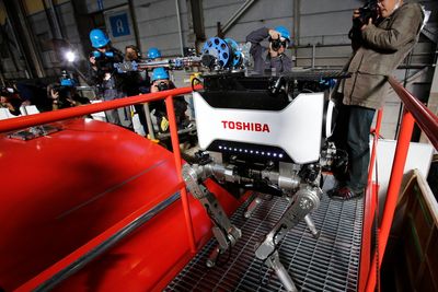 Toshiba har utviklet denne firbente roboten som tåler store mengder radioaktiv stråling. Den skal kunne gå inn i Fukushima-reaktoren. Også i Norge spiller robotene en stadig viktigere rolle i industrien.