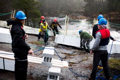 Seks studentlag konkurrerte om å bygge den billigste og mest stabile broen over til Børtevann. 