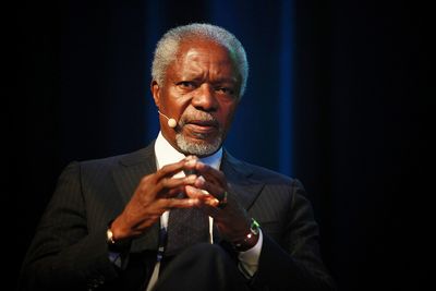Kofi Annan mener en satsing på ren energi vil gjøre at fossil energi automatisk skvises ut på sikt.