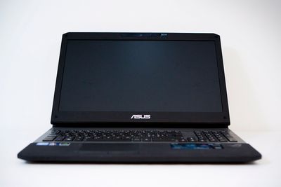 Asus G75VW er nok hovedsaklig en gamer-PC, med sine 4,5 kilo og 17-tommers skjerm. 