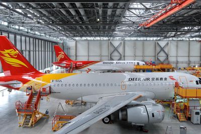 Airbus spår at Kina vil frakte flere flypassasjerer innenriks enn USA om 20 år. Bildet er fra Airbus' A320-sluttmonteringslinje i Tianjin. 