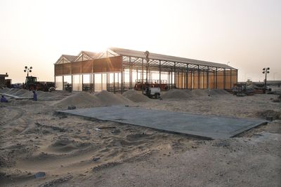 NATTARBEID: Når temperaturen stiger til over 50 grader, måtte byggearbeidene foregå om natten på pilotanlegget til Sahara Forest Project utenfor Doha. 