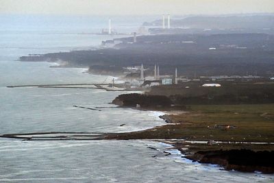 Flyfoto av atomkraftverket Fukushima Daiichi i Japan. En alvorlig krise oppsto ved kraftverket i fjor da en tsunami rammet kysten etter et kraftig jordskjelv. Problemene førte til utslipp av radioaktive stoffer.  