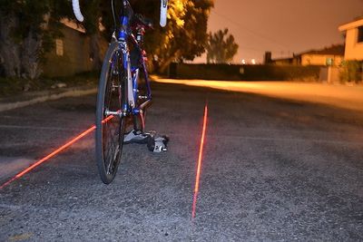 To lasere på fem milliwatt projiserer en egen sykkelbane.