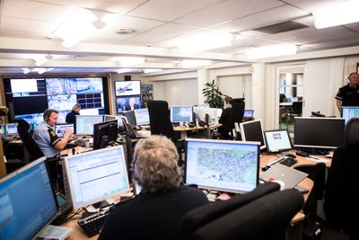 SAMARBEID: Politiets nye it-plattform åpner for langt mer samarbeid og utveksling av informasjon på tvers av politidistriktene, som tilgang til kart, logg og flåtestyring. Her fra Operasjonssentralen i Oslo.