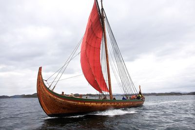 KRYSS: Draken Harald Hårfagre krysser seg gjennom Karmsundet ved Haugesund.