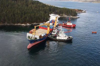 I følge Kystverket er det mulig at lasteskipet Celina som fredag gikk på grunn ved Måløy blir liggende på stedet i flere uker. 