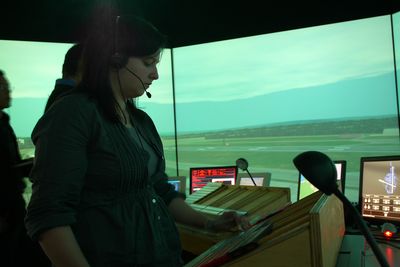 Flygelederstudent i simulator 