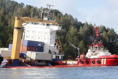 STØTTE: Taubåten BB Ocean og Celina, det tyskeide containerskipet som grunnstøtte lørdag 9. mars like ved Måløy. 