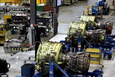 CFM56-motorer venter på å bli montert på Boeing 737-fly på fabrikken i Renton. Med tid og stunder blir slike motorer sendt blant annet til Sola for vedlikehold.