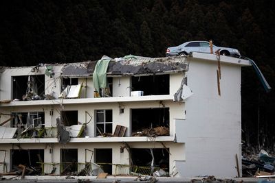 DYR TSUNAMI: En bil står på taket av en bygning Japan etter tsunamien i fjor, som ble utløst av et kraftig jordskjelv. Naturkatastrofer kostet over 2.100 milliarder kroner i fjor, ifølge FN.