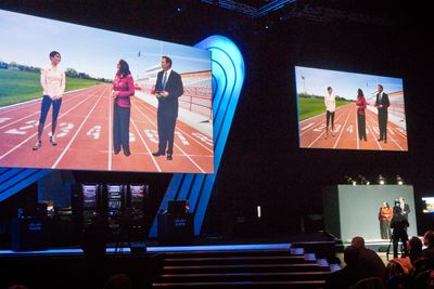 VIRTUELT TILSTEDE: Med et par videokameraer, grå bakgrunner og en dose avansert teknologi så kan man adressere nesten 6000 deltakere på Cisco Live i London fra en av de nye OL-stadionene.