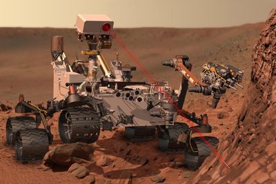 LASERTEST: Curiosity kan fordampe mineraler på avstand med en intens laserpuls og analysere sammensetningen med kameraer.
