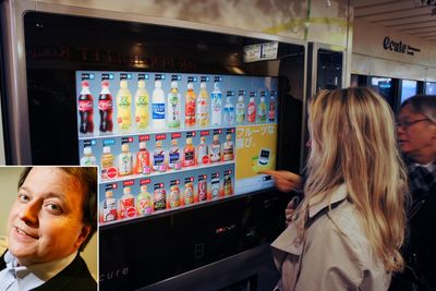 SMART AUTOMAT: Japanske Jeki har automater som gjenkjenner kjønn og alder før du handler. Teknologien anbefaler en middelaldrende nordmann varm eplejuice eller sjokolade. Dama blir tilbudt te.