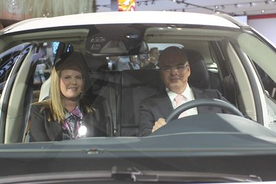 Volvo-sjef Stefan Jacoby bak rattet på konseptbilen XC60 plug-in-hybrid.