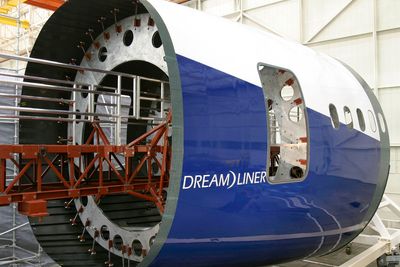 Skroget på Boeing 787 Dreamliner er settes sammen av slike tønneformede komposittstykker.