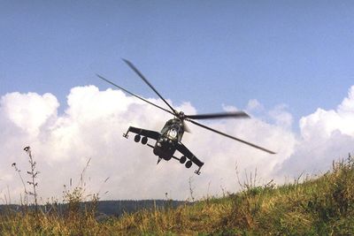 Siden midten av 1970-tallet har dette vært et fryktinngytende syn for ethvert bakkepersonell i strid: Kamphelikopteret Mi-24 Hind.