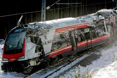 Flere personer skal være skadd etter at et Flirt-tog sporet av under testkjøring på Vestfoldbanen mellom Nykirke og Holmestrand onsdag formiddag