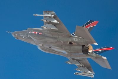 F-35 kan hake av et nytt punkt i testprogrammet, etter at flyet nå har vært i lufta med eksterne våpen.