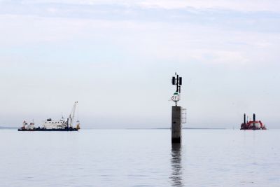 KLAR: Kystverket har montert  HIB (hurtigbåtmerke med indirekte belysing) på toppen av første sjømerke. I Bakgrunnen utbedres seilingsleden med mudring. 