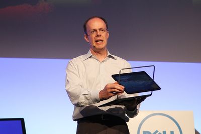Dells forbruker-PC-sjef Sam Burd med XPS 12 Duo - en ultrabook med skjerm som kan snus rundt og dermed forvandles til et slags nettbrett. 