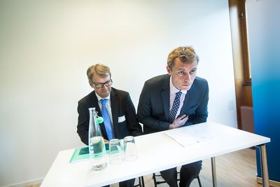 ANALYSERER: Olje- og energiminister Ola Borten Moe (t.h) mottok riggrapport fra utvalgsleder Eivind Reiten torsdag. Nå skal den analyseres og granskes i OED mens den er ute på høring til 1. november.