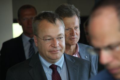 PREMIÈRE: Nokias toppsjef Stephen Elop besøkte Telenor og konsernsjef Jon F. Baksaas (bak) for første gang onsdag.