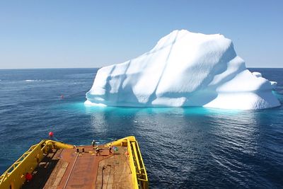 Taues bort: Isfjell kan være enorme av størrelse­, og kan gjøre stor skade på rigger og plattformer.  foto: MD Group    