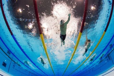 Storbritannias James Goddard (t.v) og amerikanske Michael Phelps (midten) konkurrerer i 200 meter medley for menn under OL i London. AFP PHOTO / FRANCOIS XAVIER MARIT 