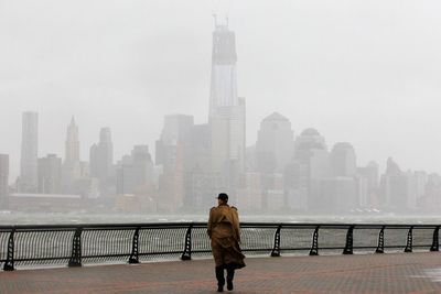 SPENT STEMNING: Orkanen Sandy er ikke langt unna New York. Stemningen i byen er spent. 