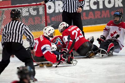 Det går hardt for seg på isen. Her fra en kjelkehockeykamp mellom Norge og Canada på Hamar i mars. 