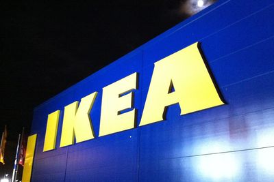 IKEA investerer i vindkraft og utstyrer varehusene sine med totalt 342.000 solcellepaneler. 