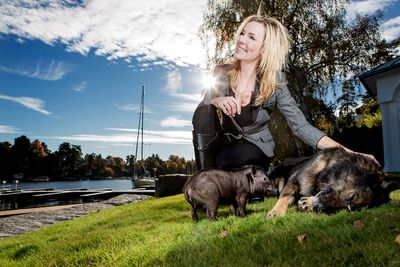 Dyrevenn: Gunhild Stordalen ville bli dyrlege, men ble lege. Nå er hun klimadoktor, og bor på Bygdøy med grisen Pia Parma, hunden Qross og mannen Petter.  