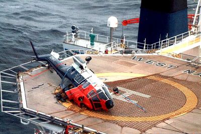 Dette AS332L Super Puma-helikopteret fra CHC veltet på helidekket på et borefartøy vest for Shetland i 2001. Ulykken skjedde under drivstoffylling med rotorene igang, der skipet endret kurs slik at vindretningen ble ugunstig. Kun flygeren var om bord i helikopteret og han overlevde ulykken. 