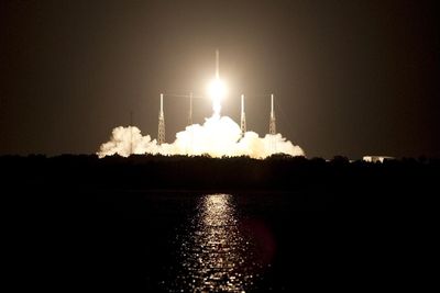 PRIVAT OPPDRAG: California-selskapet SpaceX leverer forsyninger til Den internasjonale romstasjonen. Raketten ble skutt opp fra Space Launch Complex 40 i Florida. 