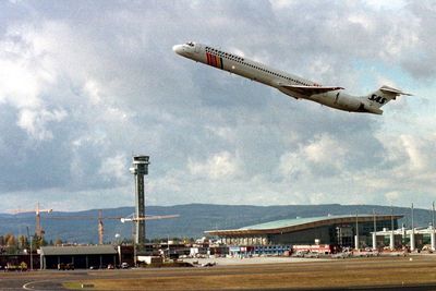 En MD-90 fra SAS tar av fra Gardermoen 8. oktober 1997 i forbindelse med en markering av at det var et år til OSL skulle åpne. 